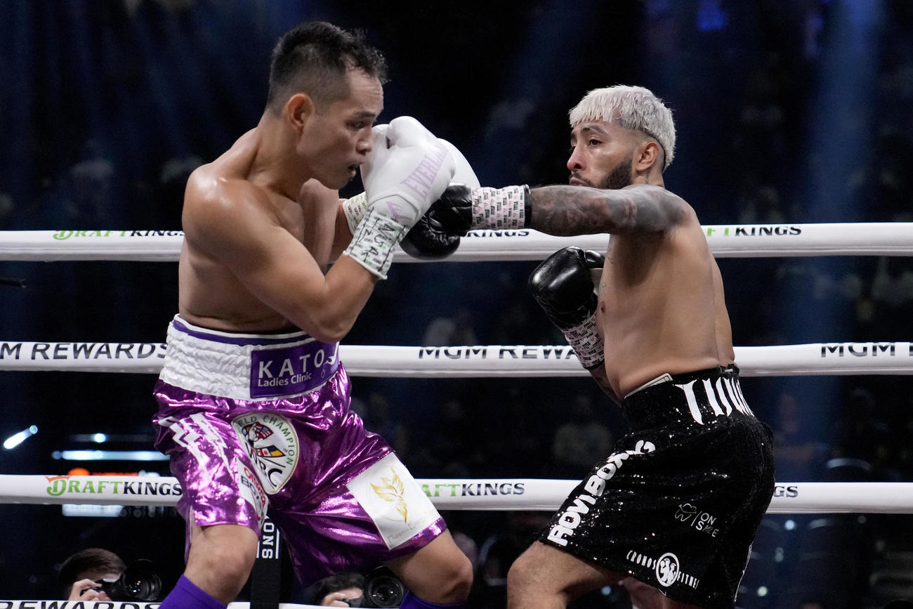 ドネア（左）と戦うサンティアゴ（AP）