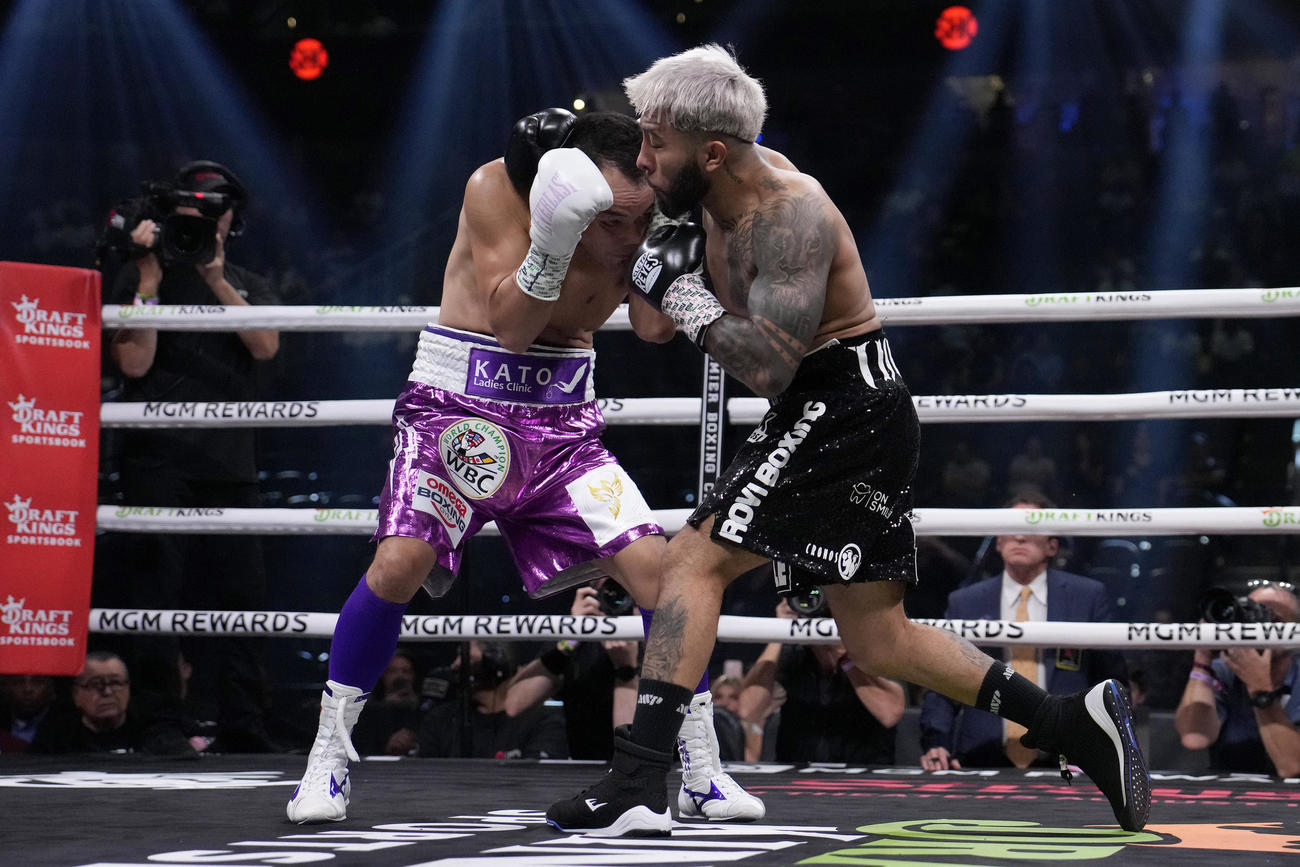 ドネア（左）と戦うサンティアゴ（AP）