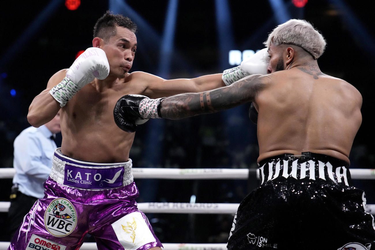 ドネア（左）と戦うサンティアゴ（AP）