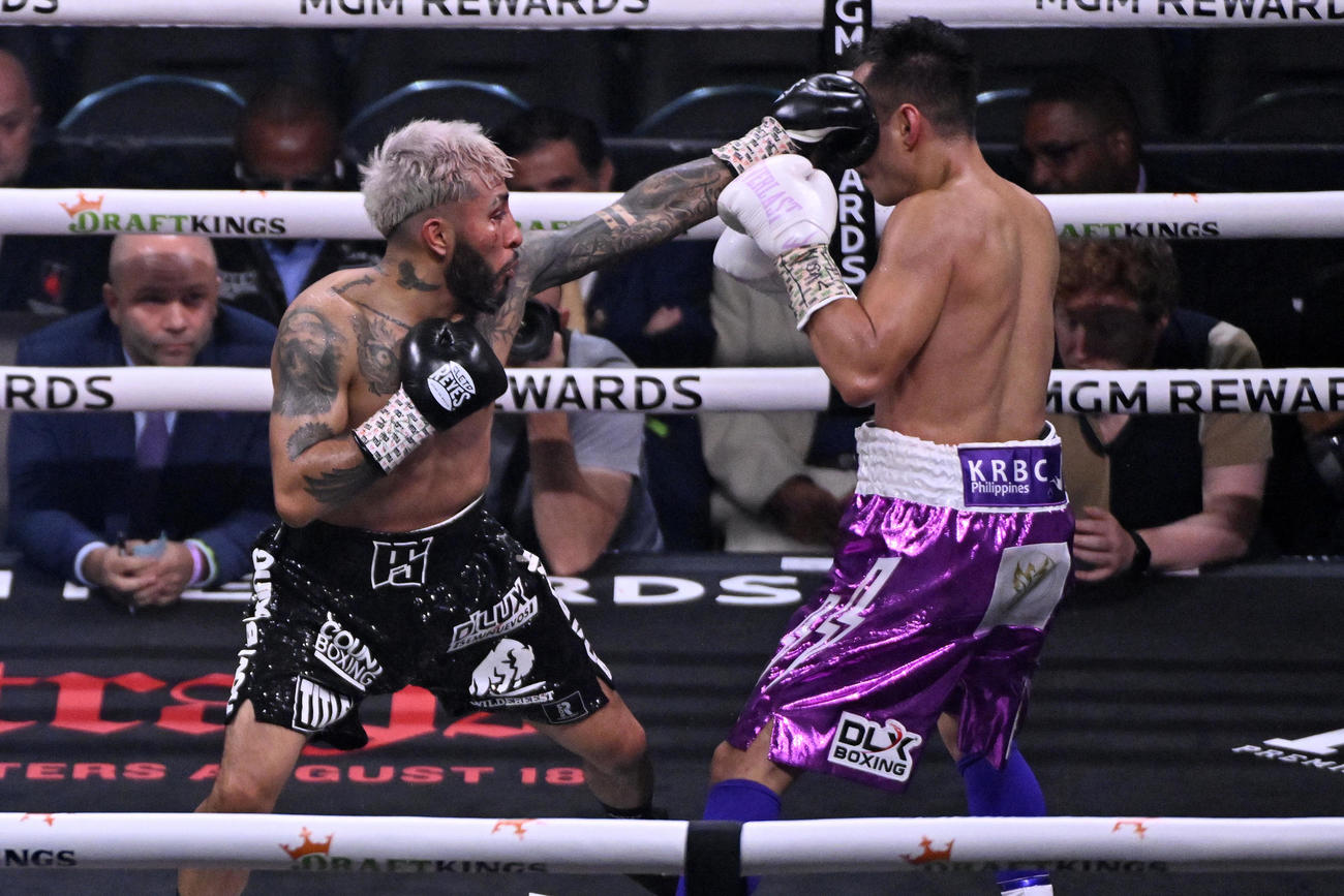 ドネア（右）と戦うサンティアゴ（AP）