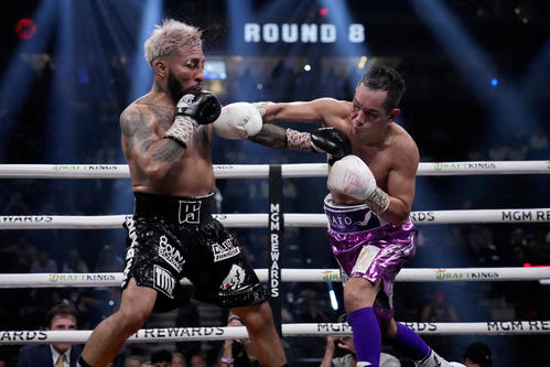 ドネア（右）と戦うサンティアゴ（AP）