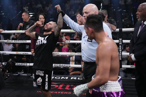 判定で新王者となったサンティアゴ（左）と敗れたドネア（AP）