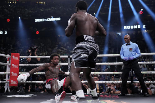 クロフォード（手前）に倒されるスペンスJr.（AP）