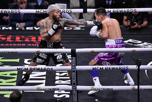 ドネア（右）と戦うサンティアゴ（AP）