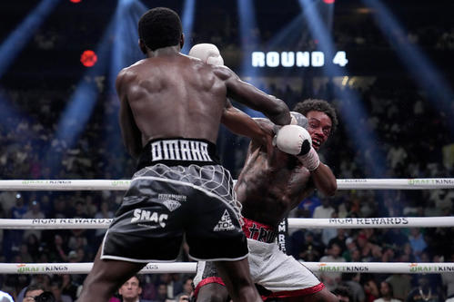 クロフォード（左）と戦うスペンスJr.（AP）