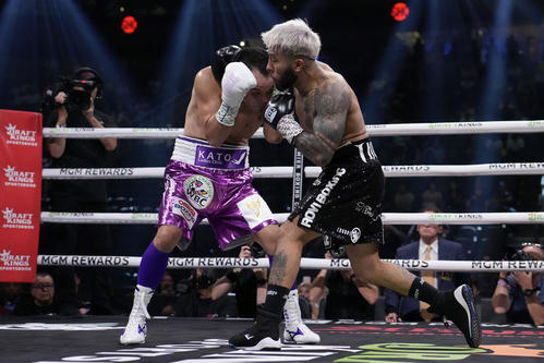 ドネア（左）と戦うサンティアゴ（AP）