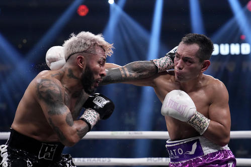 ドネア（右）と戦うサンティアゴ（AP）