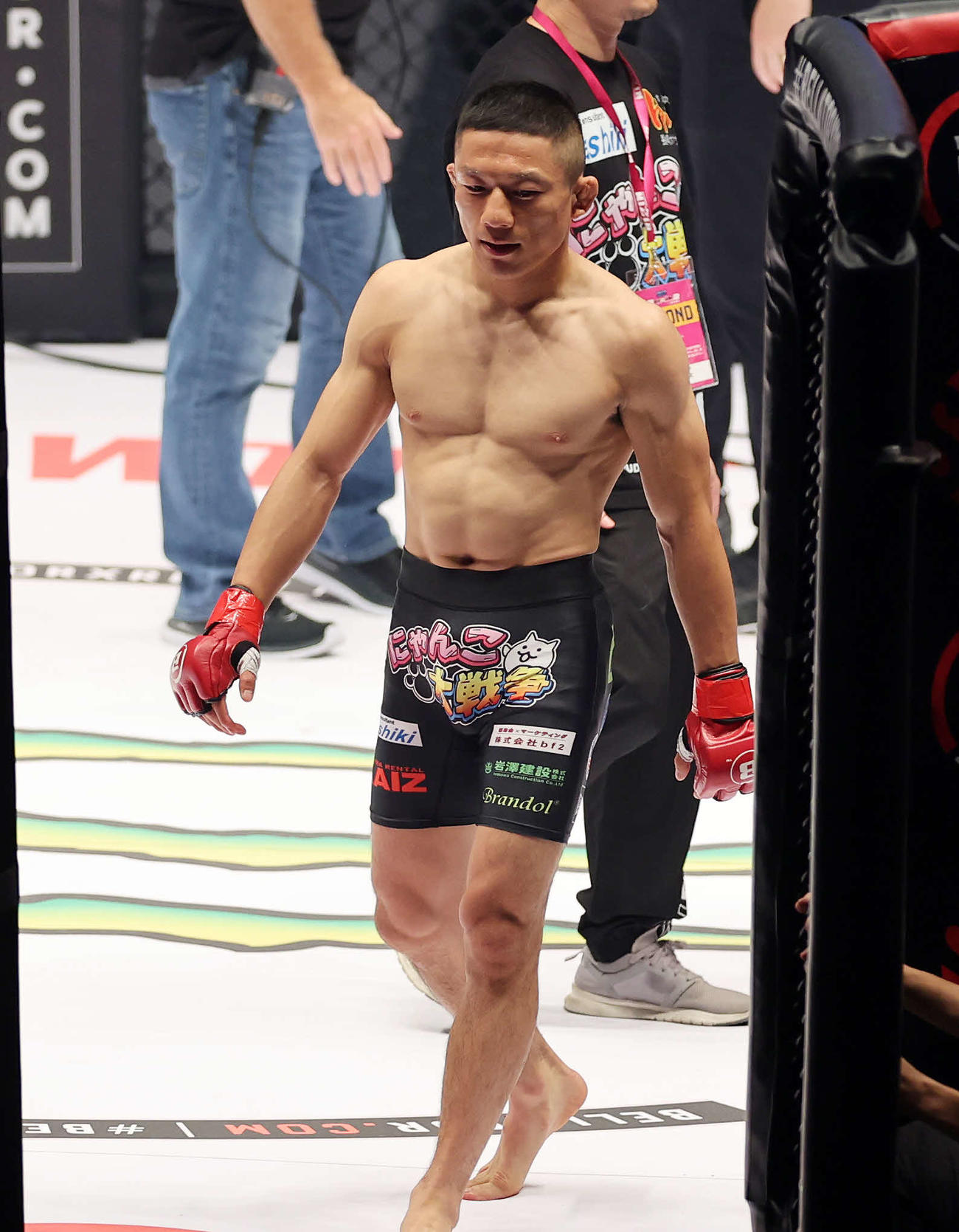 無効試合になり引き揚げる堀口恭司（撮影・鈴木正人）