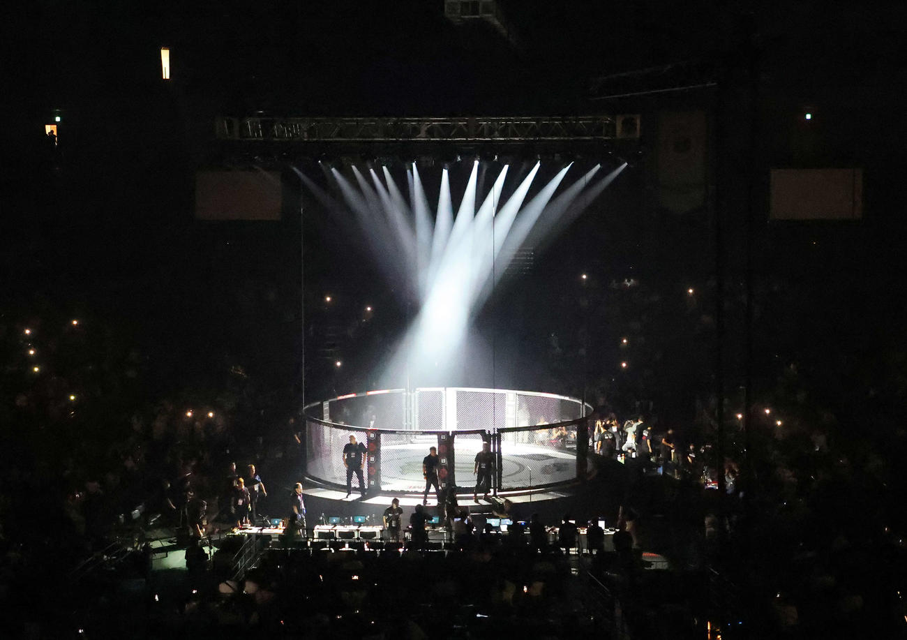 BELLATORパートからRIZINパートに変えるためケージを釣り上げる（撮影・鈴木正人）