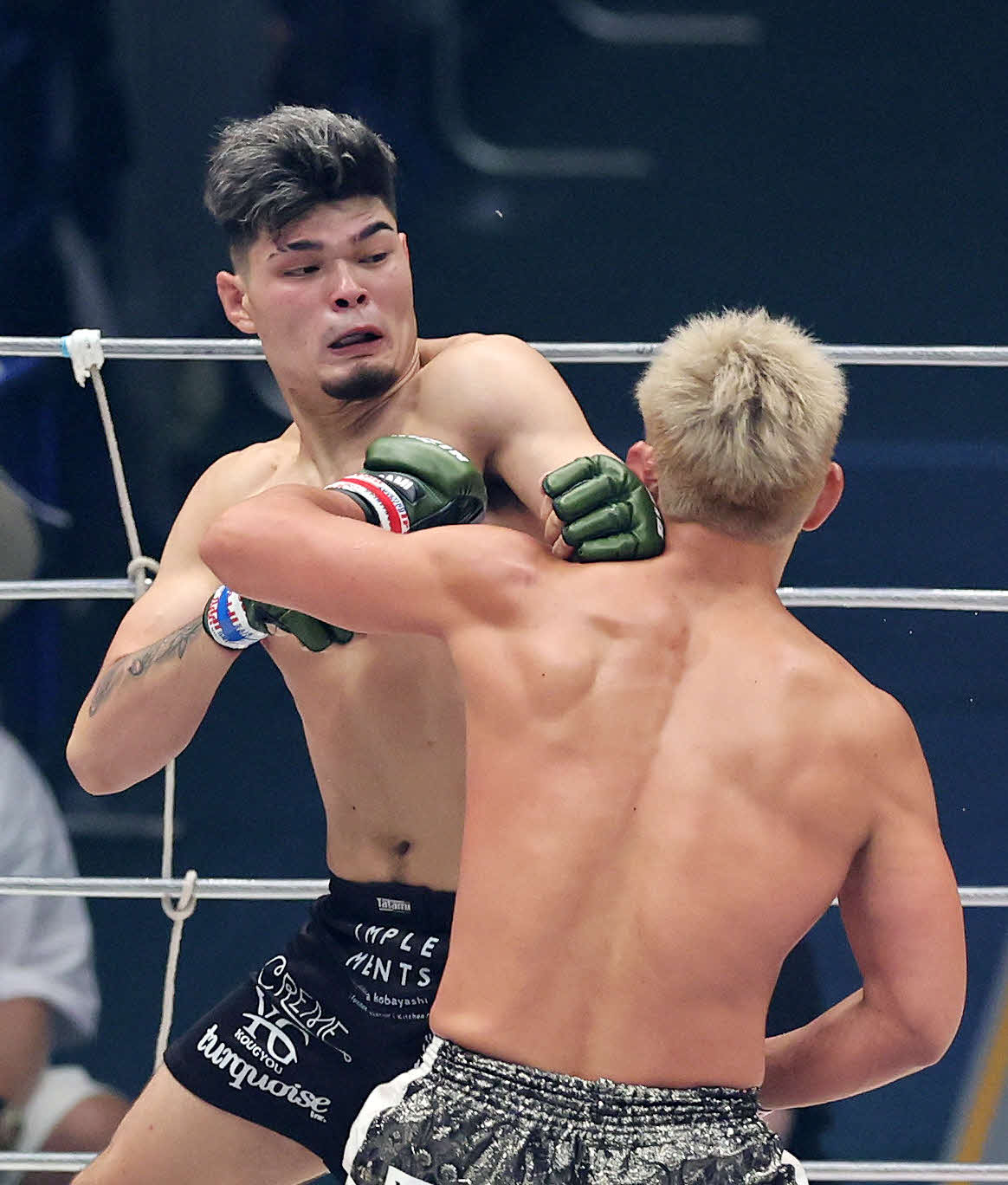 阿部大治（右）を攻めるイゴール・タナベ（撮影・鈴木正人）