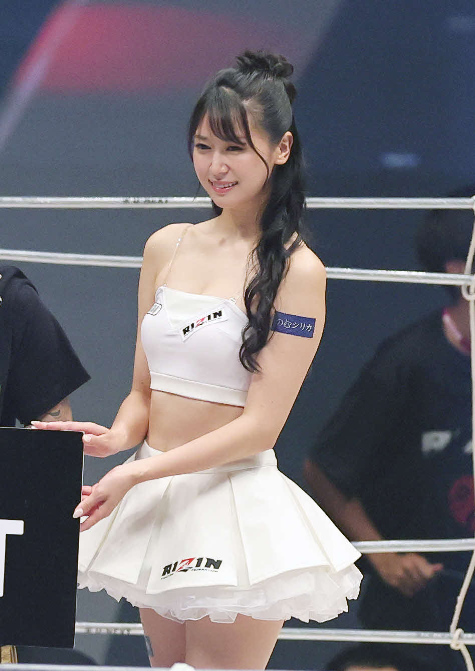 ラウンドガールを務めるRIZINガールの荒井つかさ（撮影・鈴木正人）