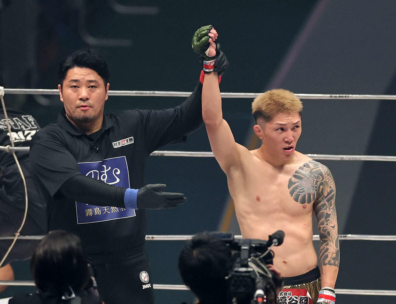勝利した伊藤裕樹（撮影・鈴木正人）