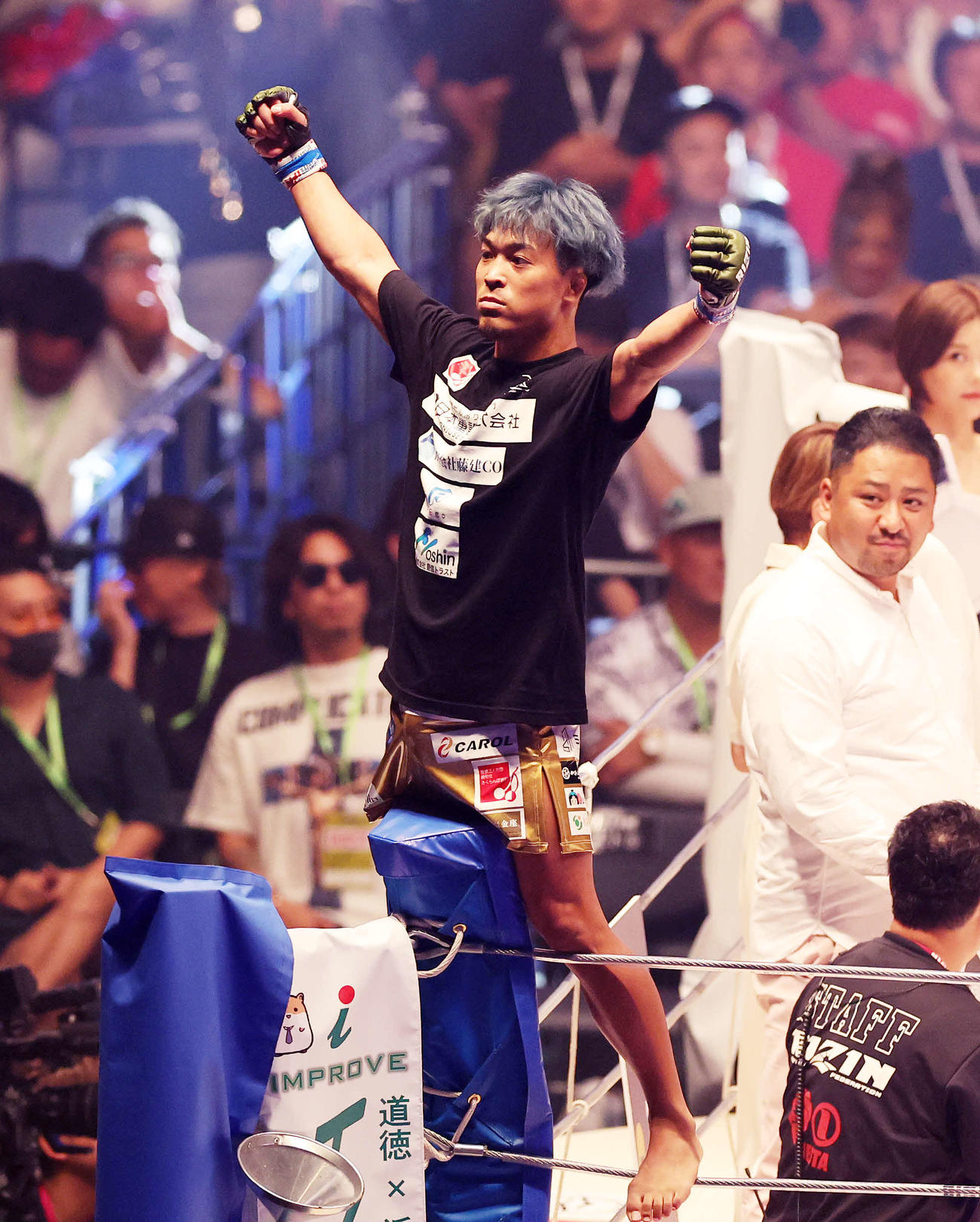 勝利しガッツポーズする太田忍（撮影・鈴木正人）