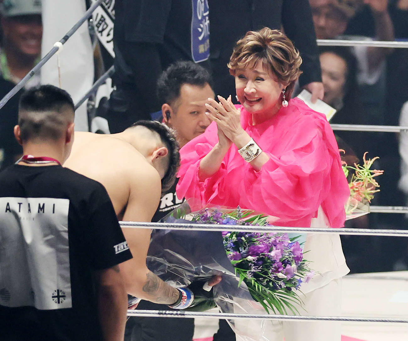 イゴール・タナベ（左）に花束を渡し拍手する小林幸子（撮影・鈴木正人）