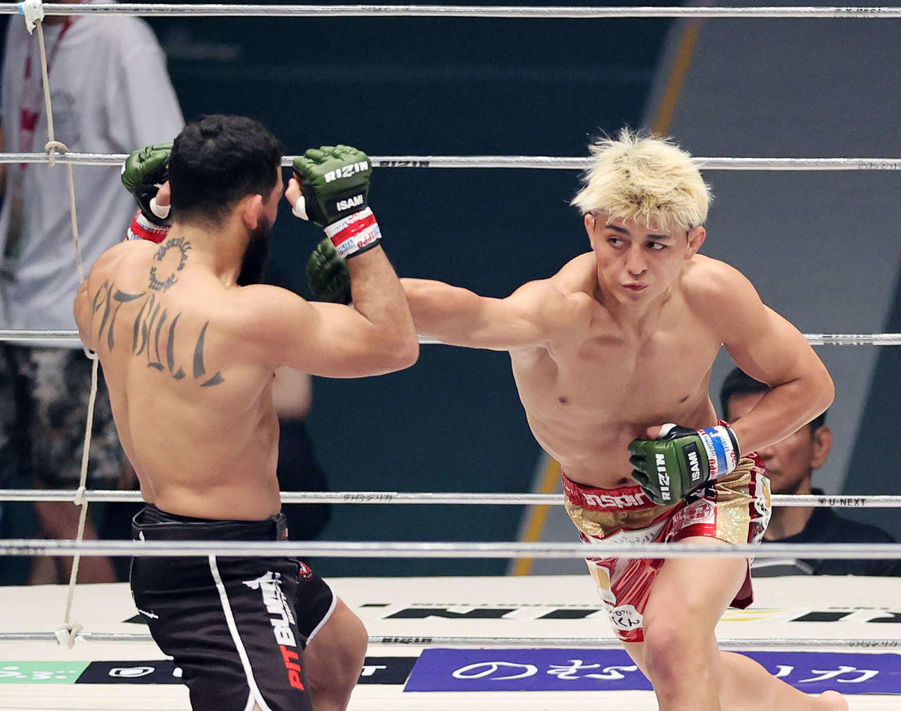 1回、パトリシオ・ピットブル（左）にパンチを放つ鈴木千裕（撮影・鈴木正人）