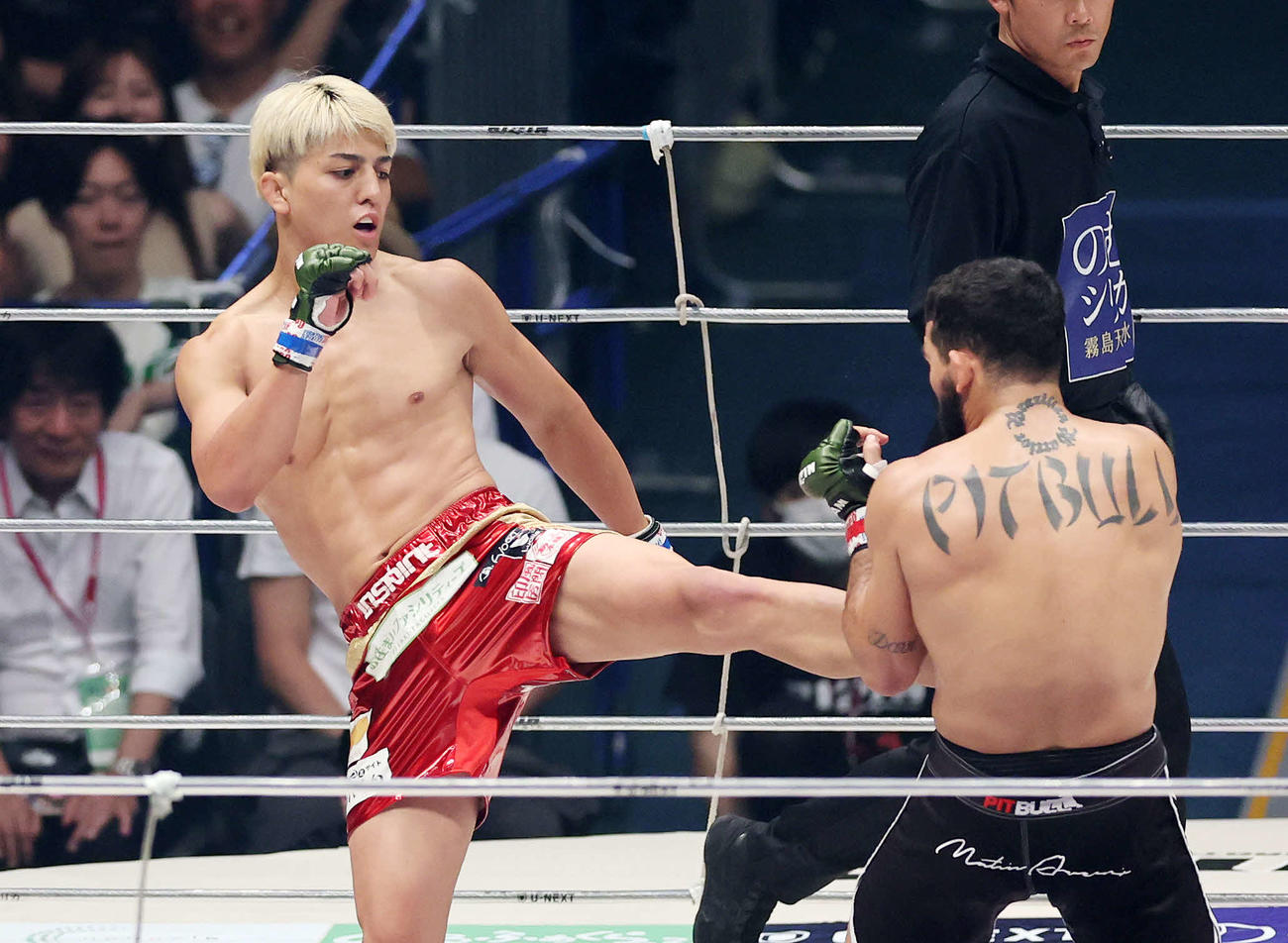1回、パトリシオ・ピットブル（右）にキックする鈴木千裕（撮影・鈴木正人）