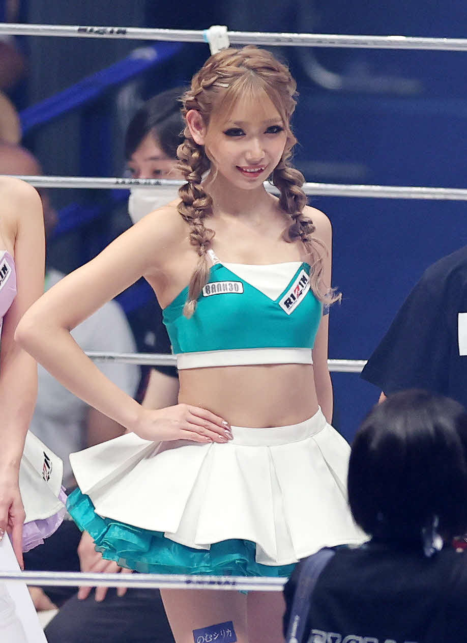 ラウンドガールを務めるRIZINガールのあおぽん（撮影・鈴木正人）