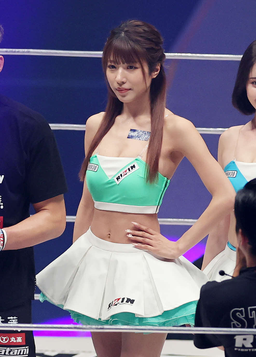 ラウンドガールを務めるRIZINガールのなつみ（撮影・鈴木正人）