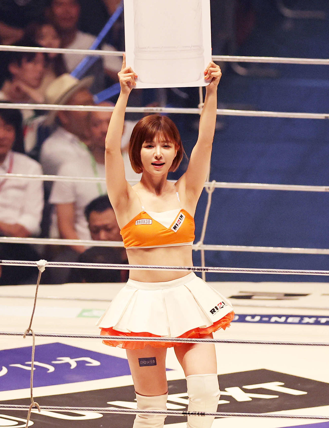 超RIZIN2　ラウンドガールを務めるRIZINガールのあきぴ（撮影・鈴木正人）