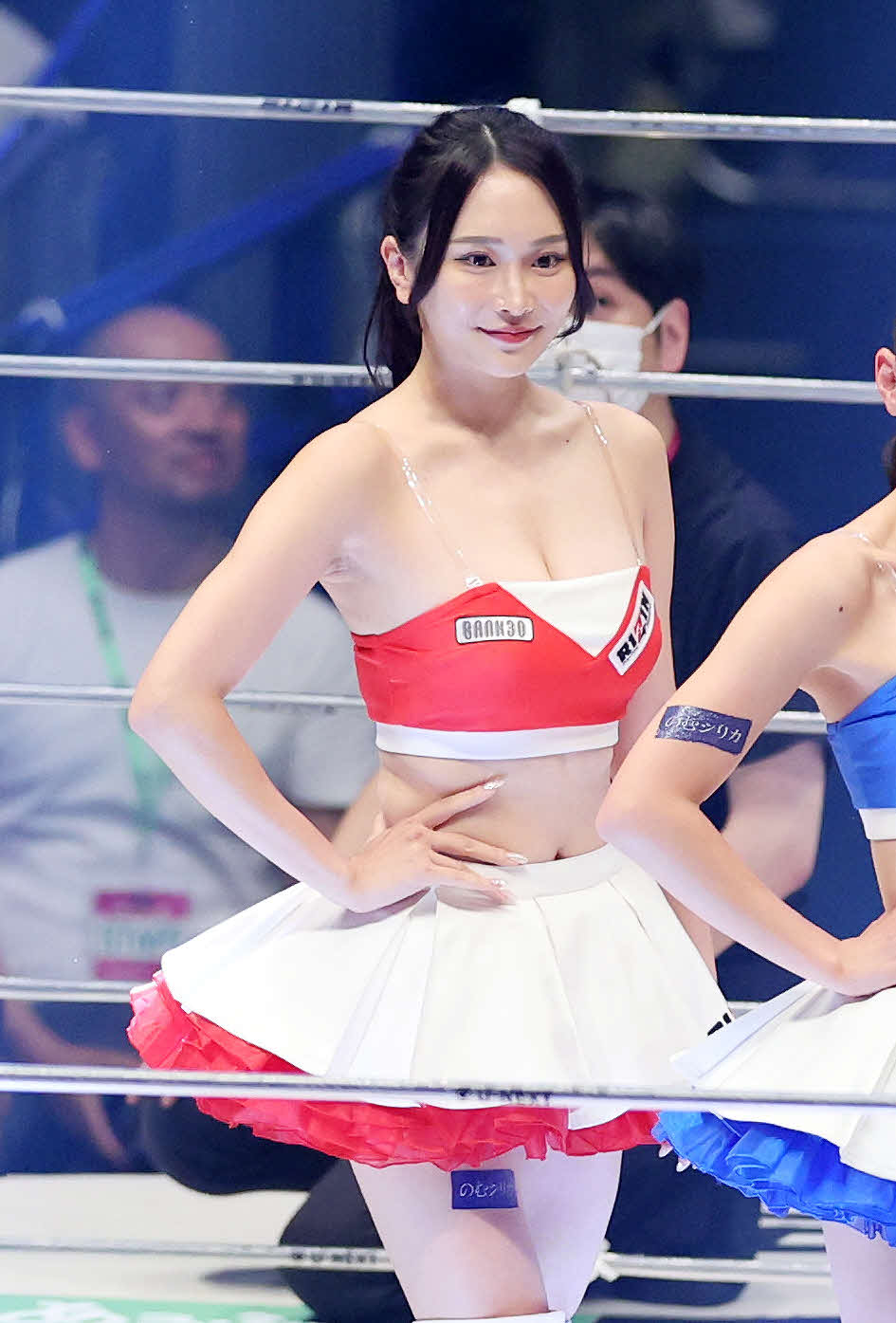 ラウンドガールを務めるRIZINガールの福江ななか（撮影・鈴木正人）