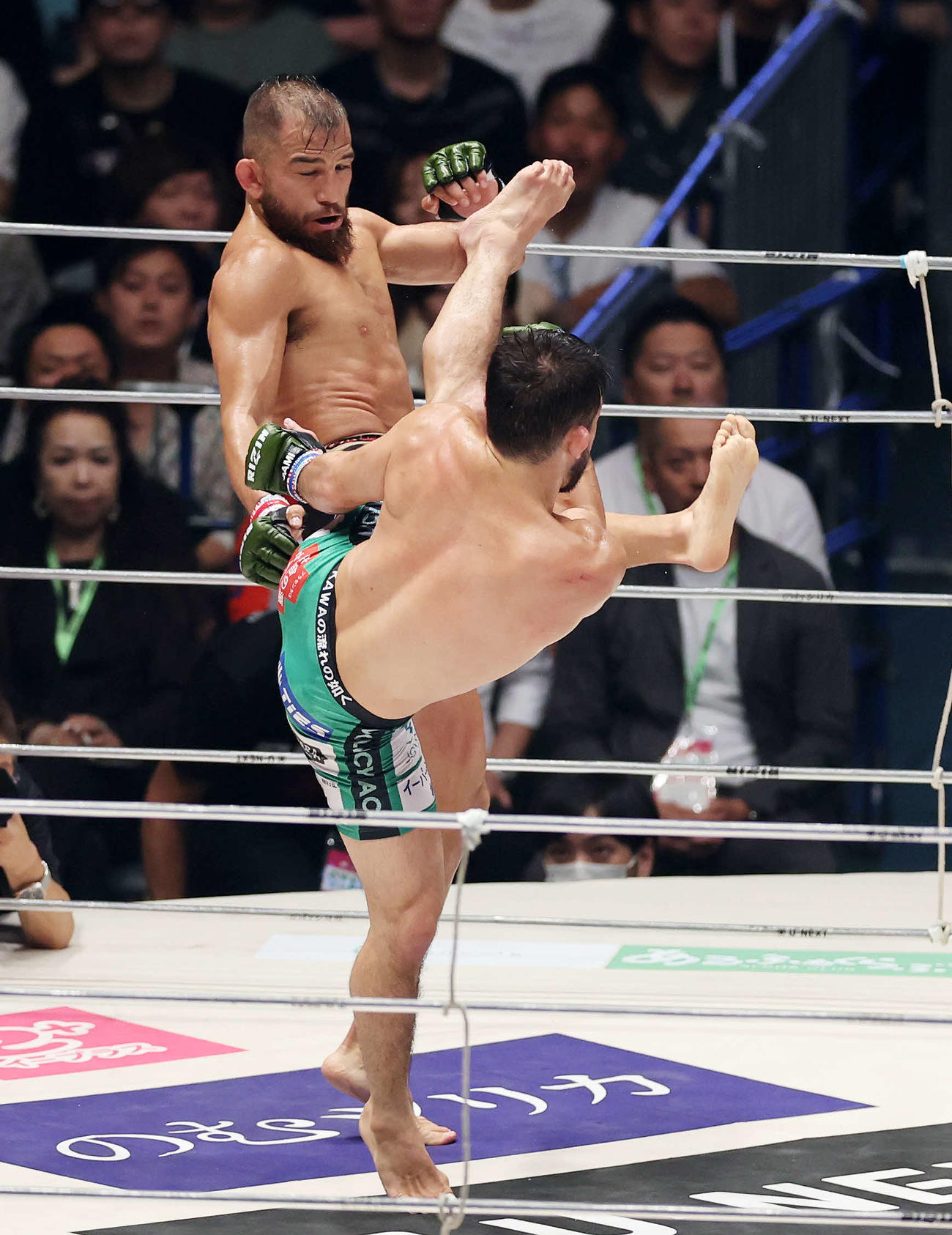 2回、扇久保博正（手前）と攻め合うフアン・アーチュレッタ（撮影・鈴木正人）