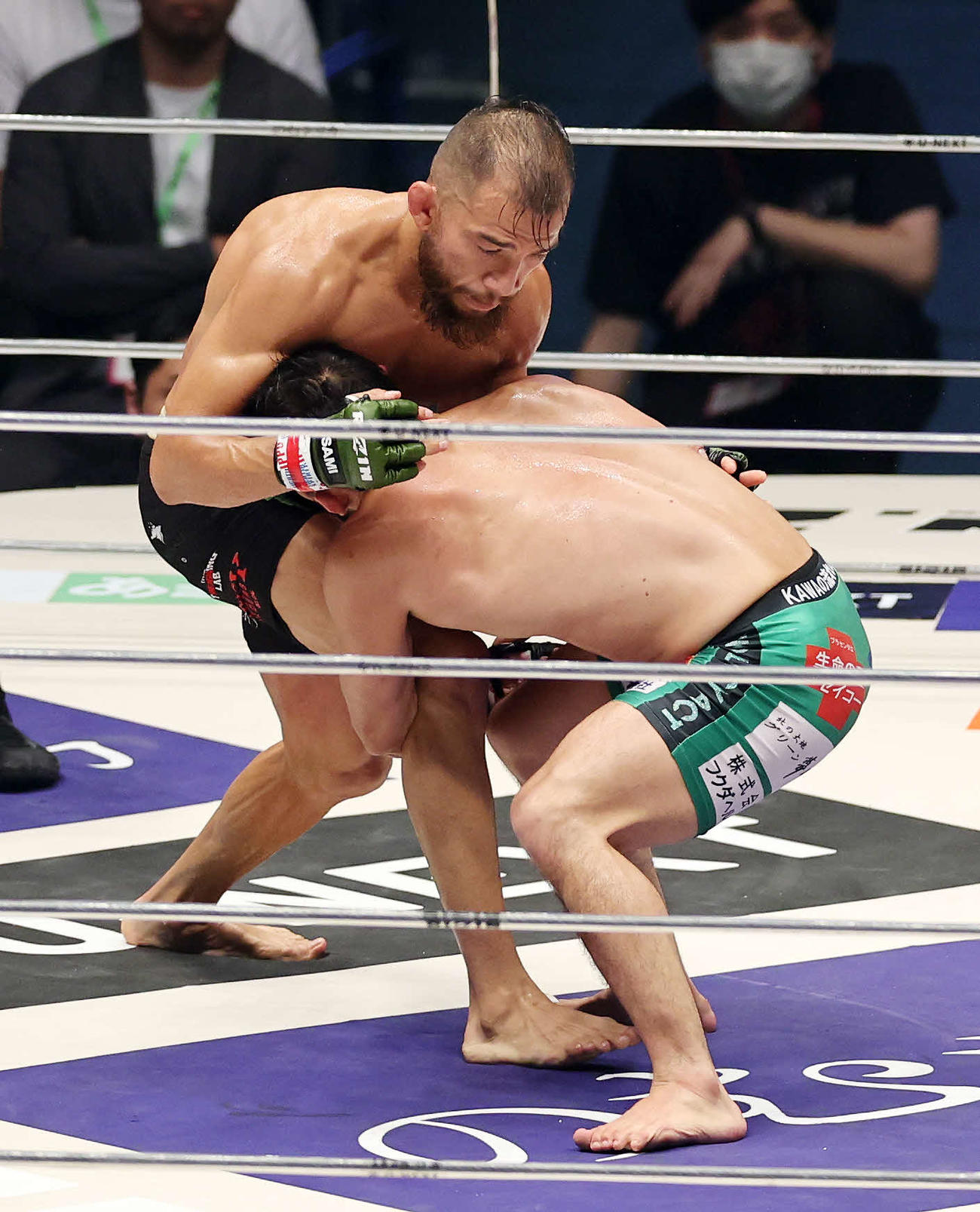 2回、扇久保博正（右）と攻め合うフアン・アーチュレッタ（撮影・鈴木正人）