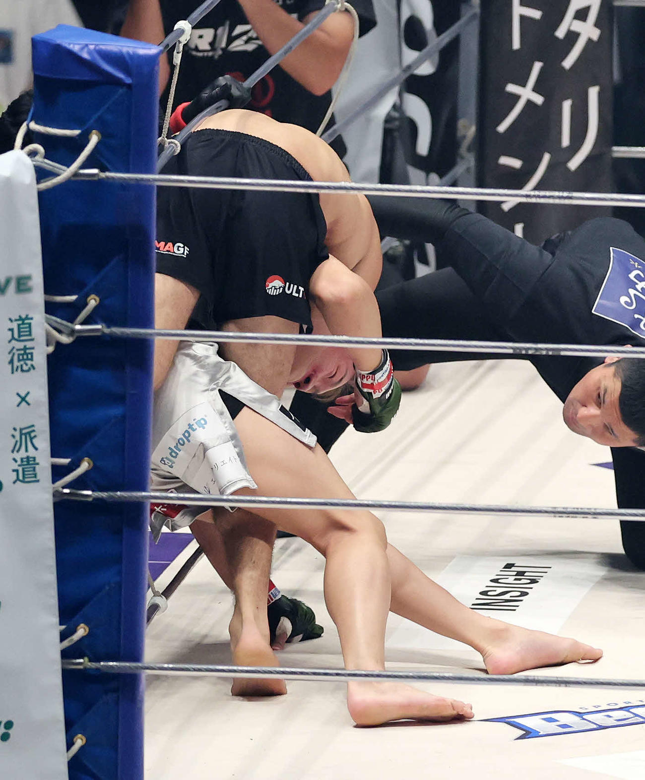 ヴガール・ケラモフ（上）に攻められる朝倉未来（撮影・鈴木正人）