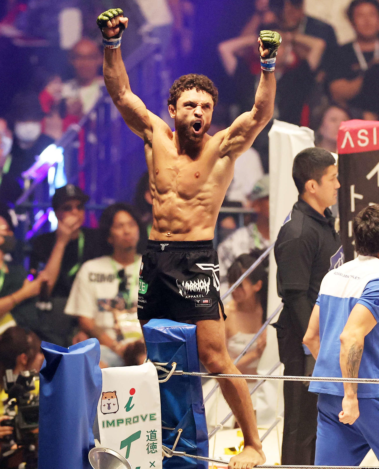 勝利しガッツポーズで雄たけびを上げるヴガール・ケラモフ（撮影・鈴木正人）