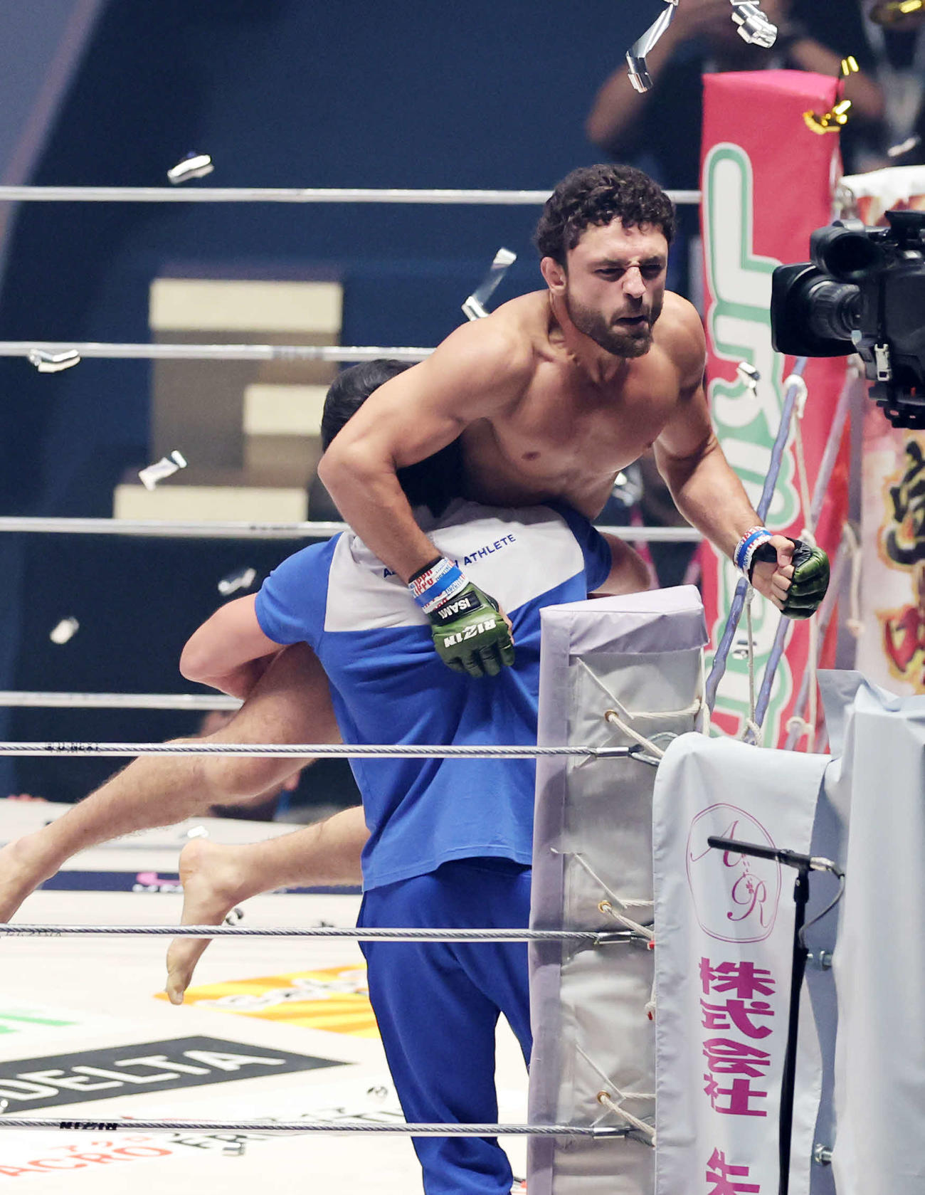 勝利しガッツポーズするヴガール・ケラモフ（撮影・鈴木正人）