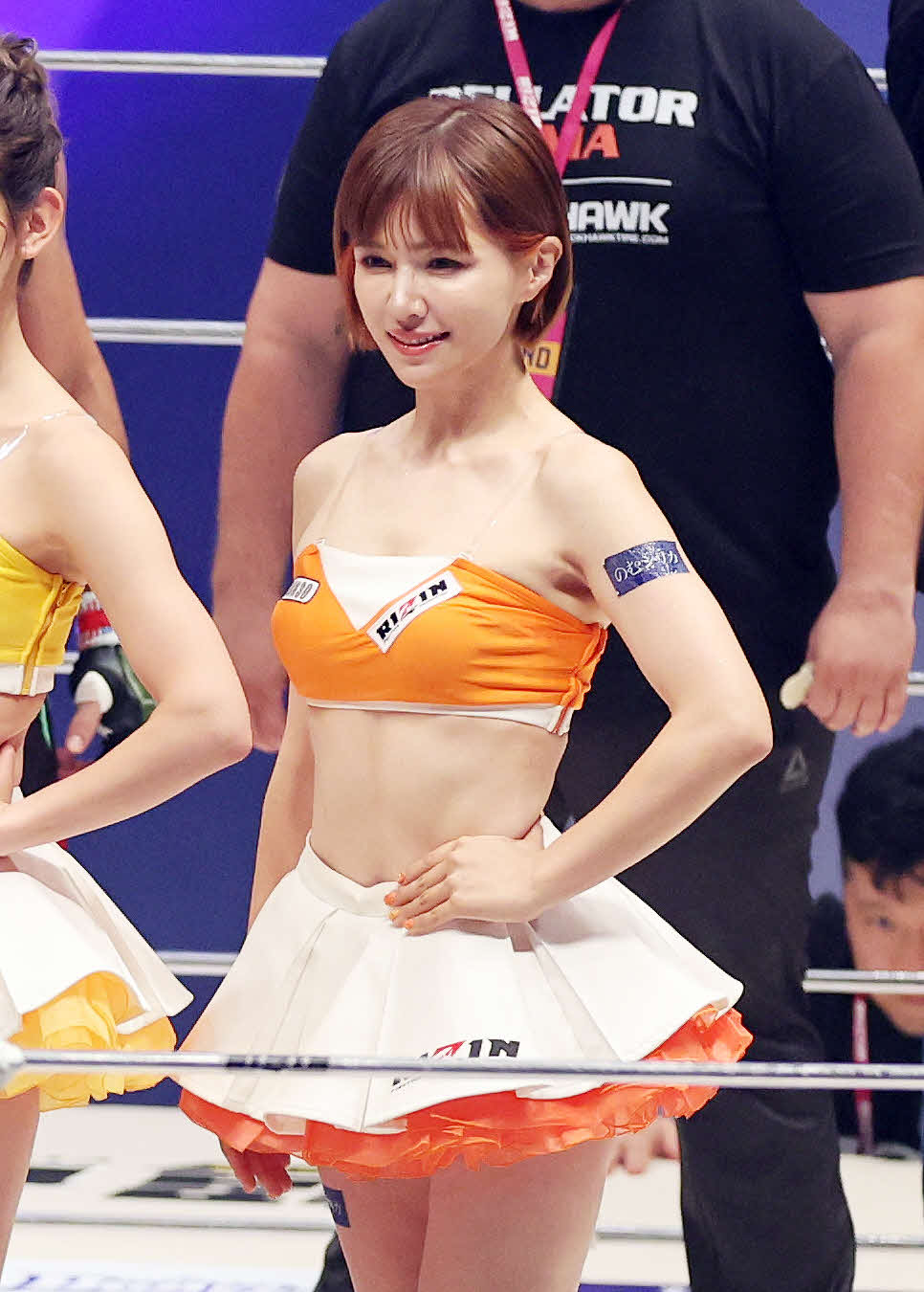 ラウンドガールを務めるRIZINガールのあきぴ（撮影・鈴木正人）