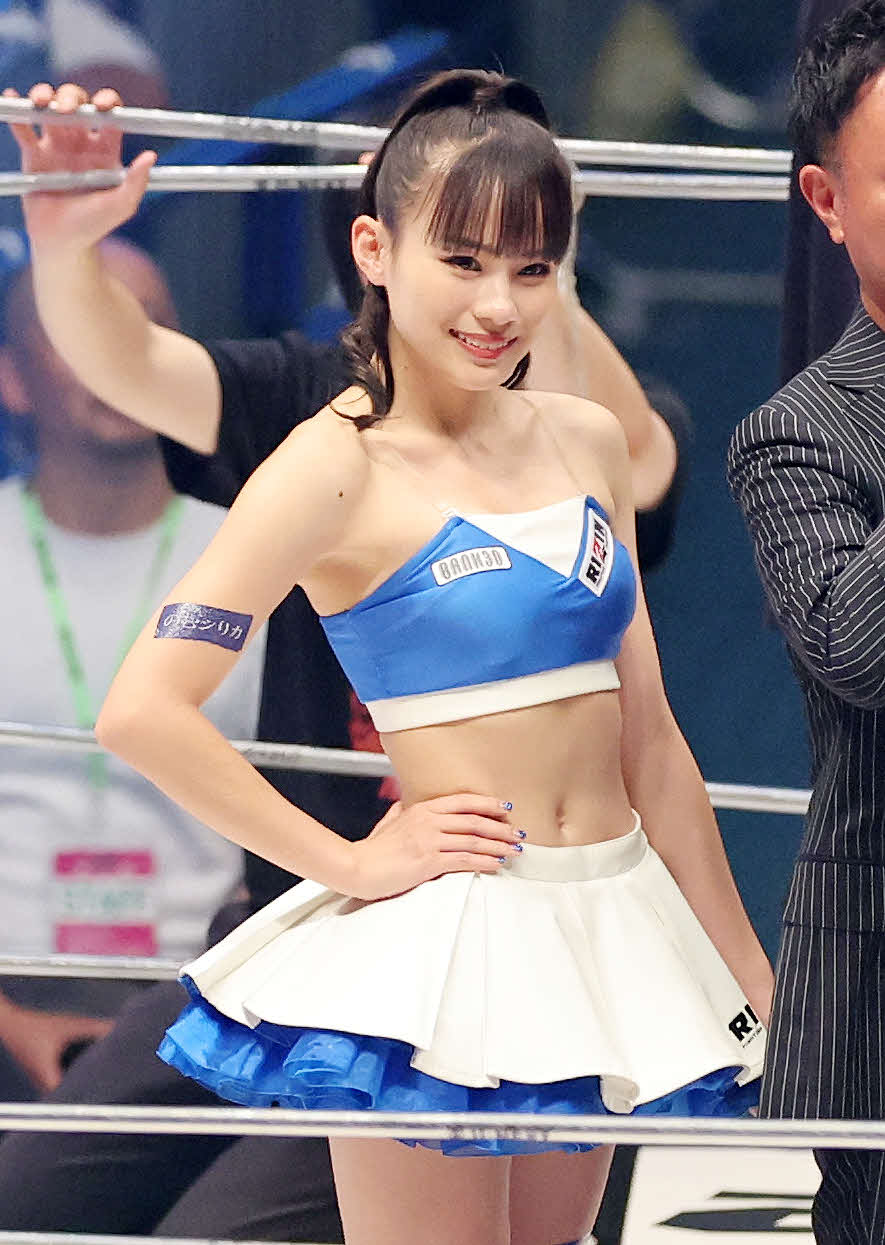 ラウンドガールを務めるRIZINガールの加奈（撮影・鈴木正人）