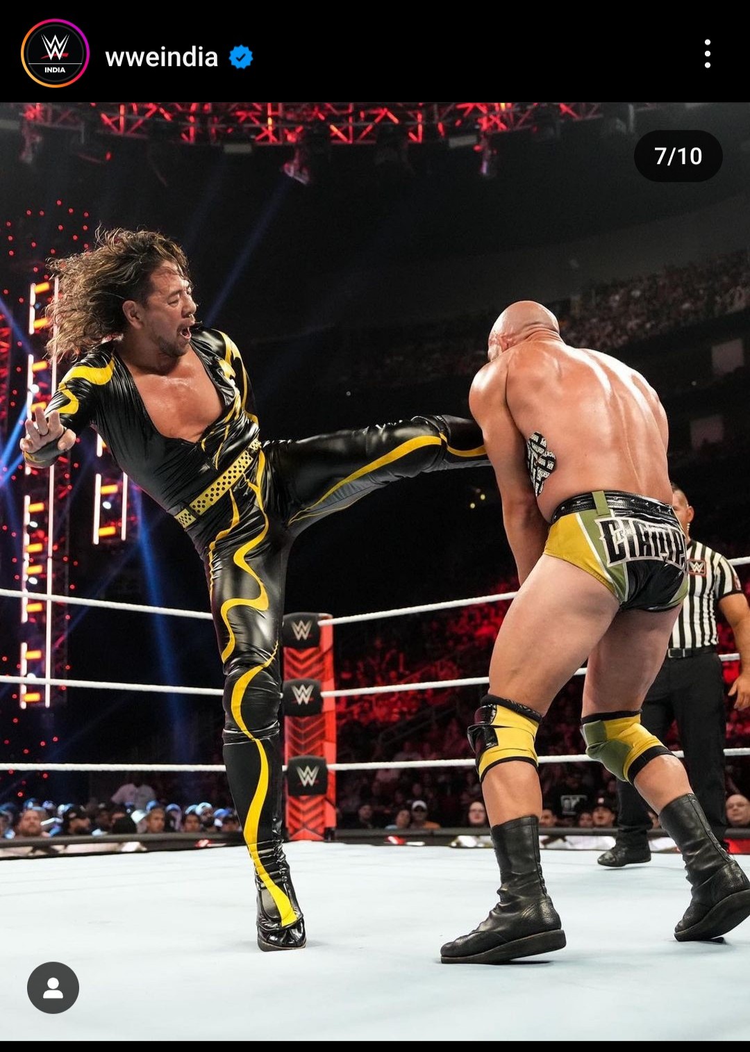 トマソ・チャンパ（右）に強烈な左ミドルキックを放つ中邑真輔（WWEインド公式インスタグラムから）