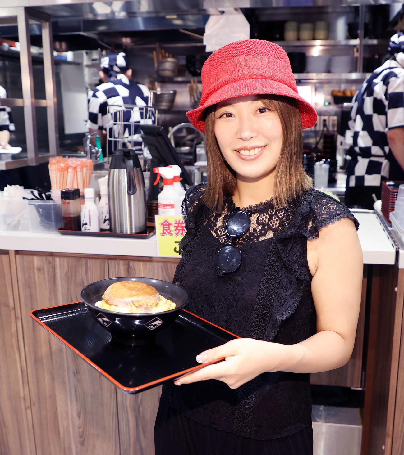 カレーパン丼を見せる桜井まい（撮影・鈴木正人）