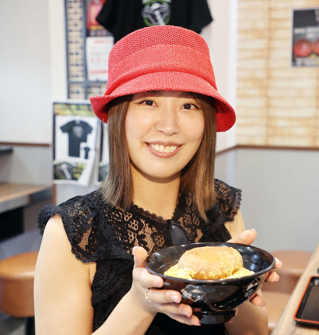 カレーパン丼を見せる桜井まい（撮影・鈴木正人）