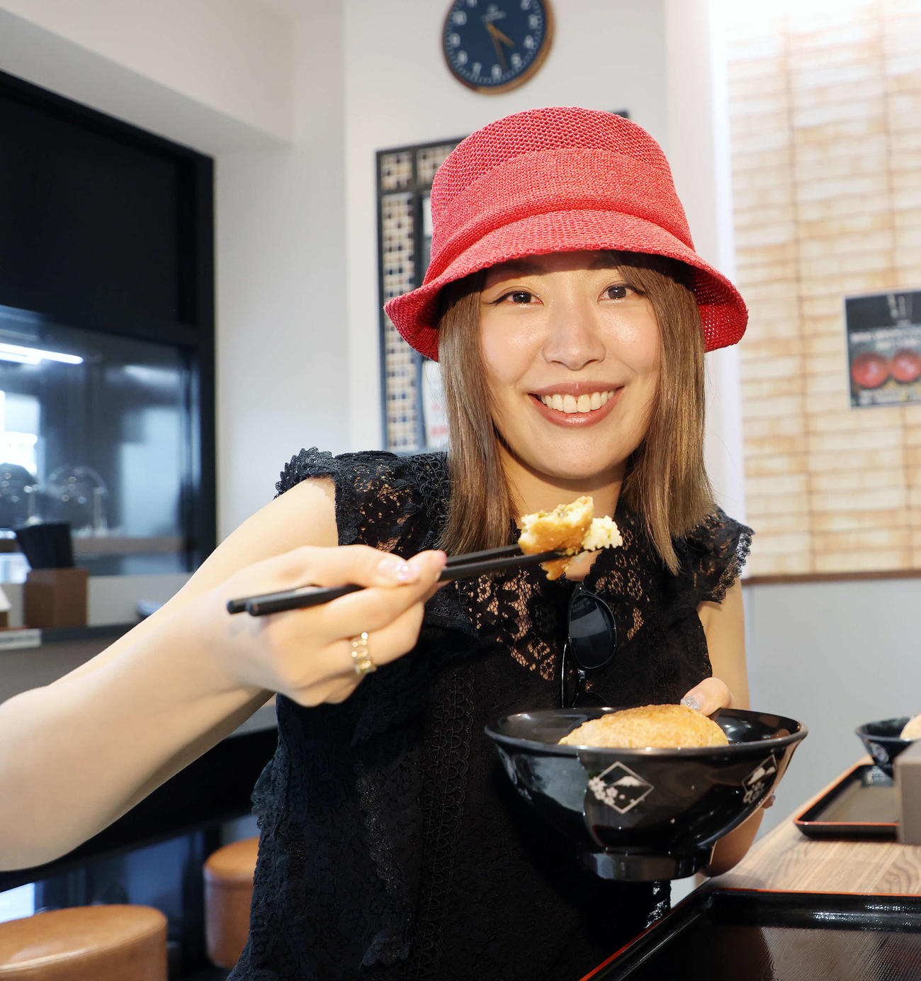 カレーパン丼を食べる桜井まい（撮影・鈴木正人）