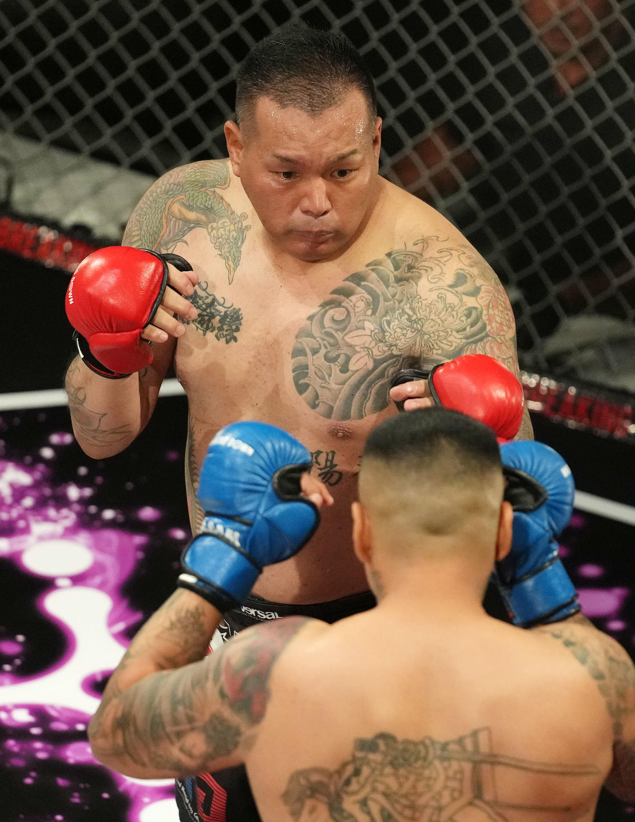 ブレイキング9オーディション　けんか最強決定戦で攻めるチーム大阪の爆音那智（奥）（撮影・横山健太）