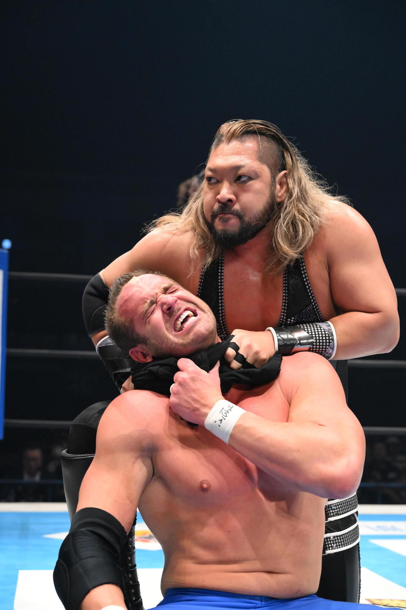 マイキー・二コルスに対して、Tシャツでチョーク攻撃するEVIL（新日本プロレス提供）