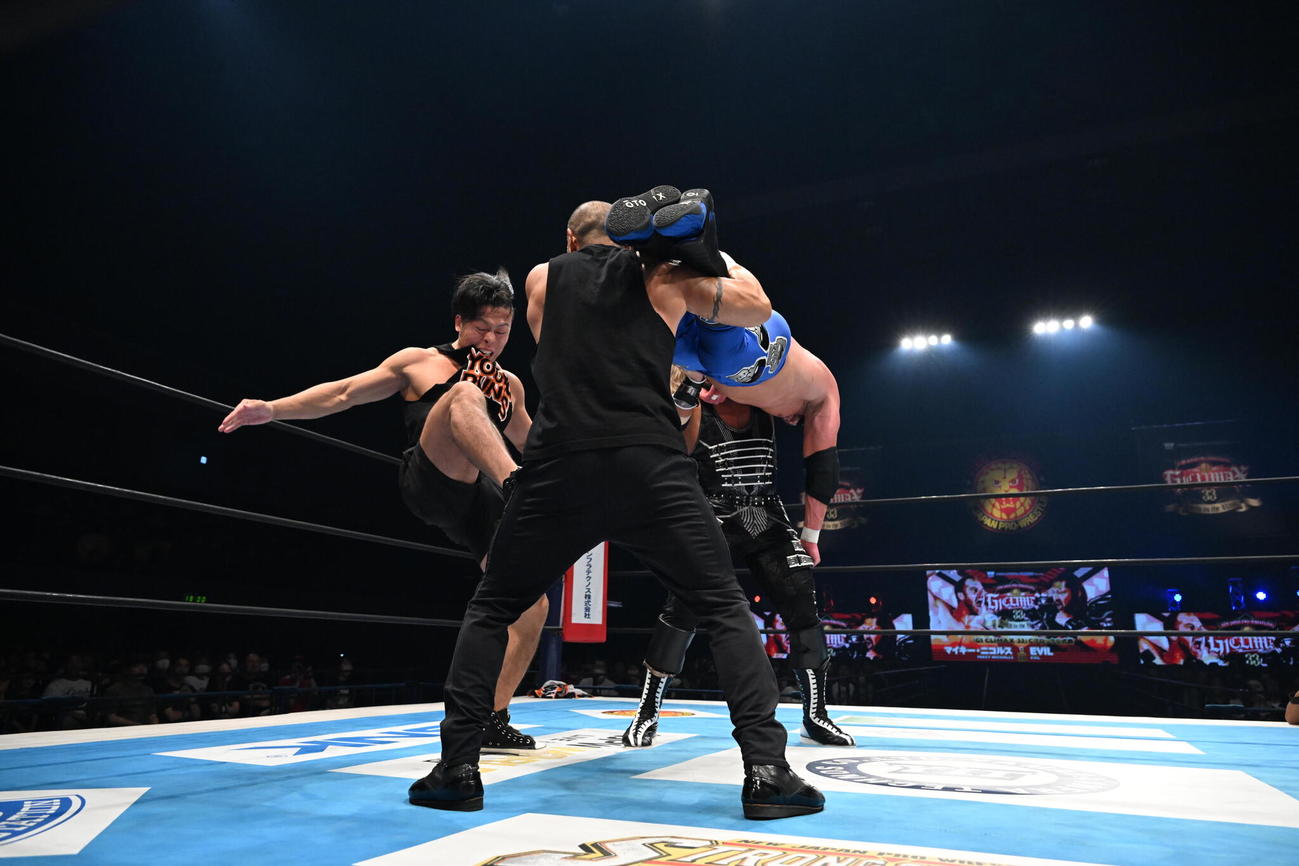 マイキー・二コルスに対し、マジックキラーをしかけるEVIL＆ディック東郷（左から2人目）をカットする藤田晃生（左）（新日本プロレス提供）
