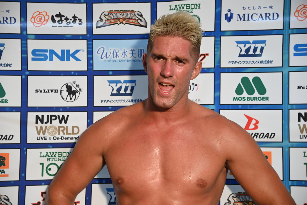 バックステージで内藤哲也の文句を言うザック・セイバーJr．（新日本プロレス提供）