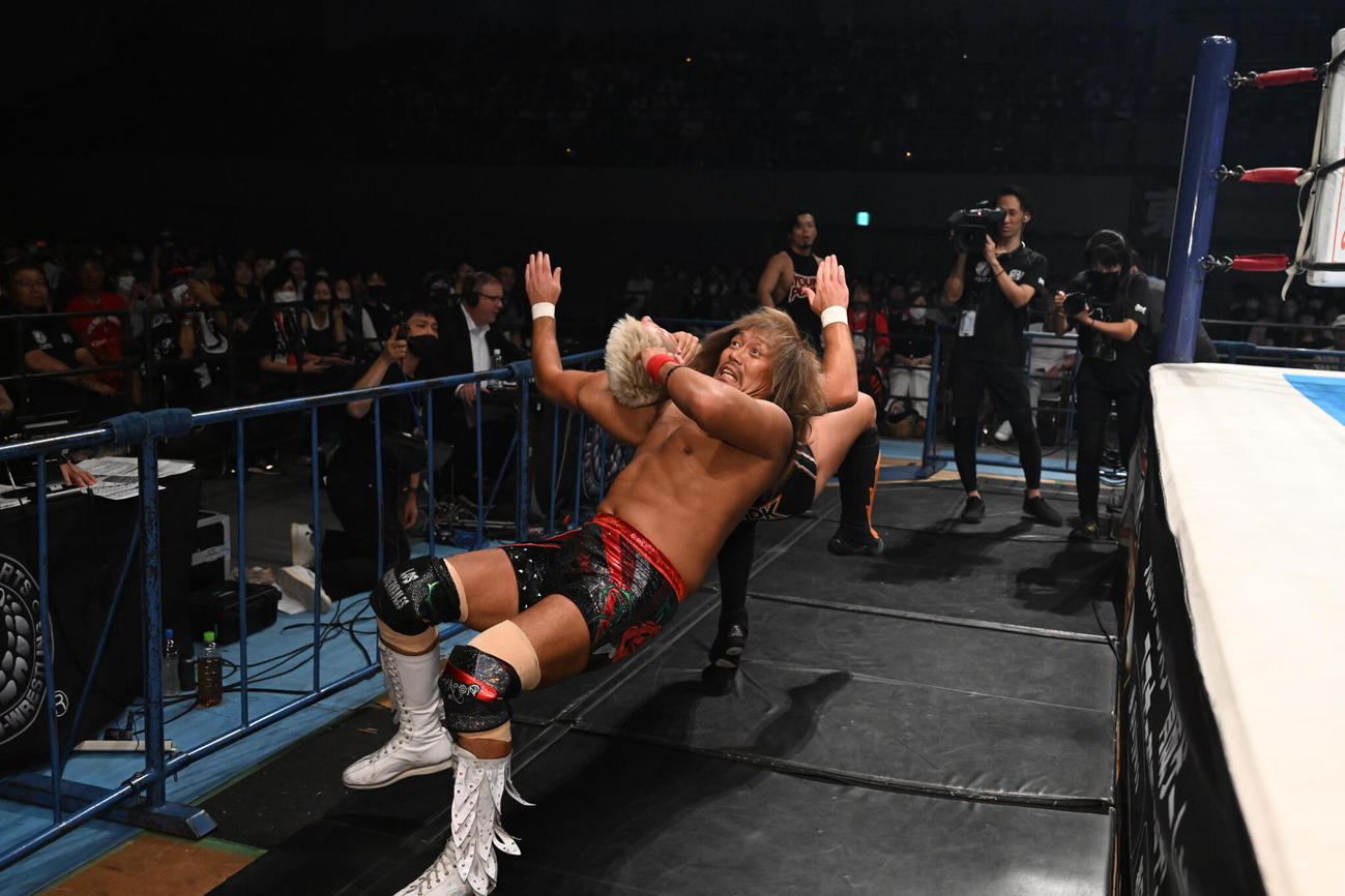 場外でザック・セイバーJr．に攻撃する内藤哲也（新日本プロレス提供）
