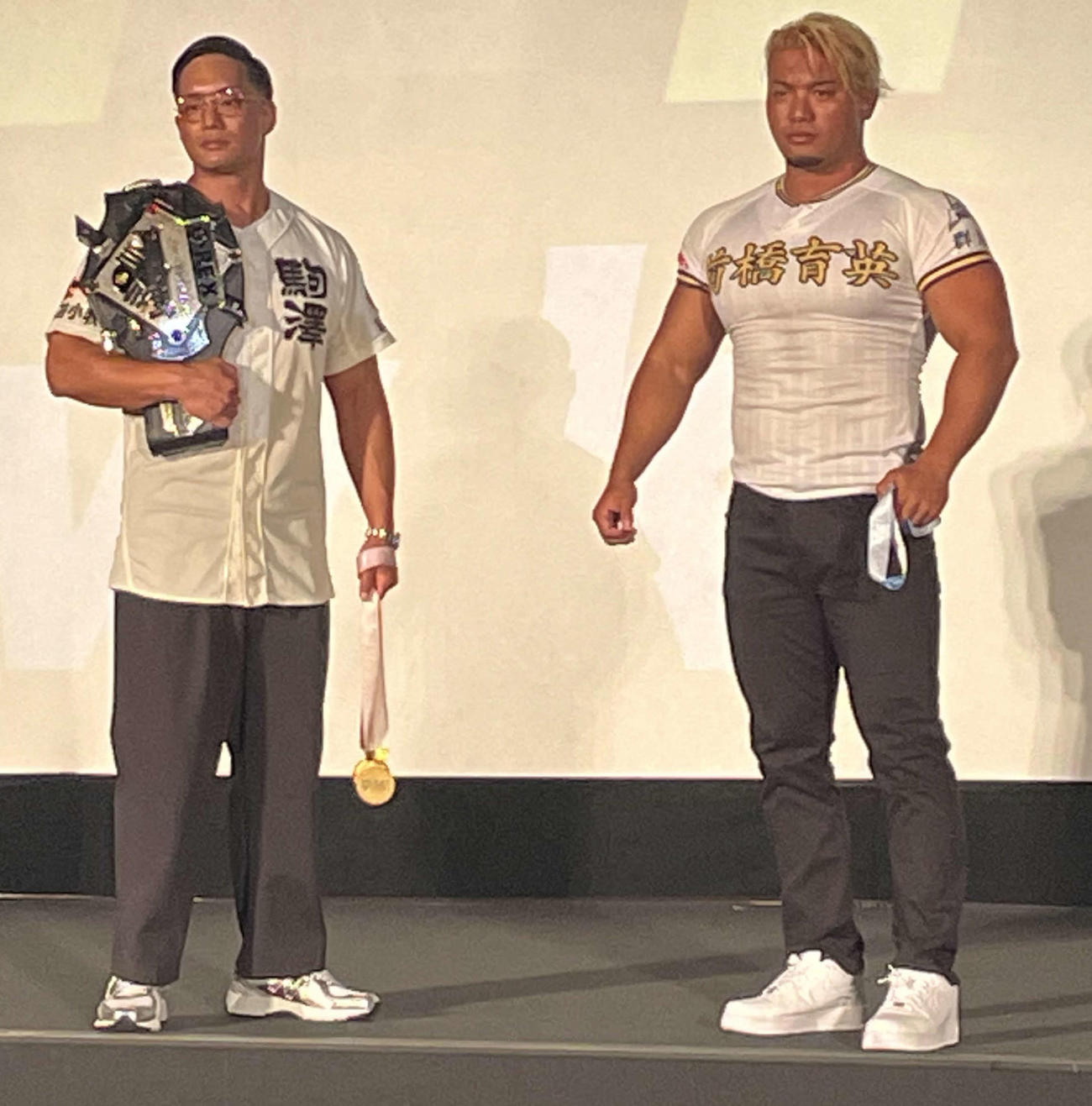 GLEAT両国国技館大会の前夜祭に出席した、駒大苫小牧のユニホームを着用したG－REX王者のT－Hawk（左）、前橋育英のユニホームを着用した挑戦者の田村ハヤト
