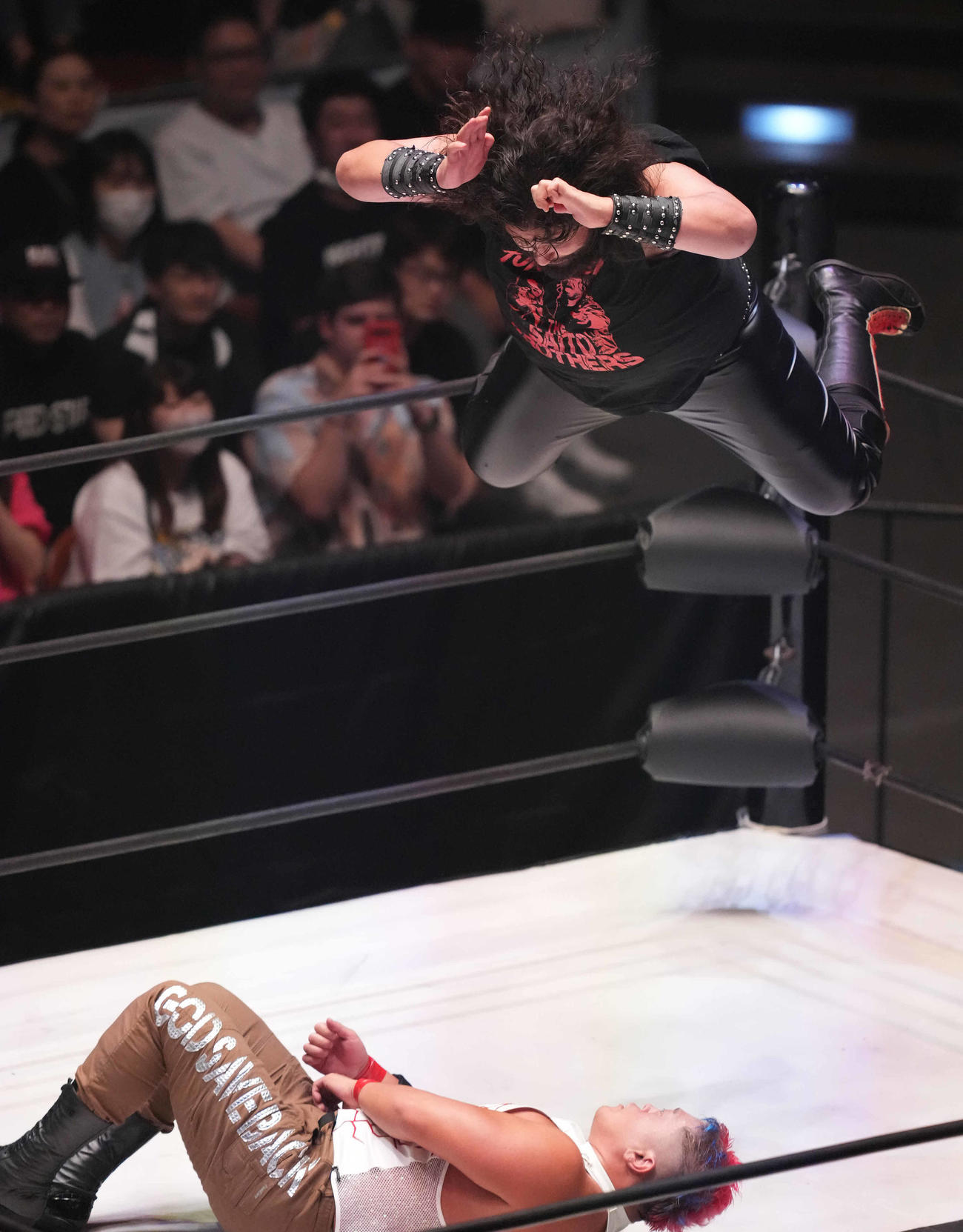 河上隆一（下）を攻める斉藤レイ（撮影・鈴木みどり）