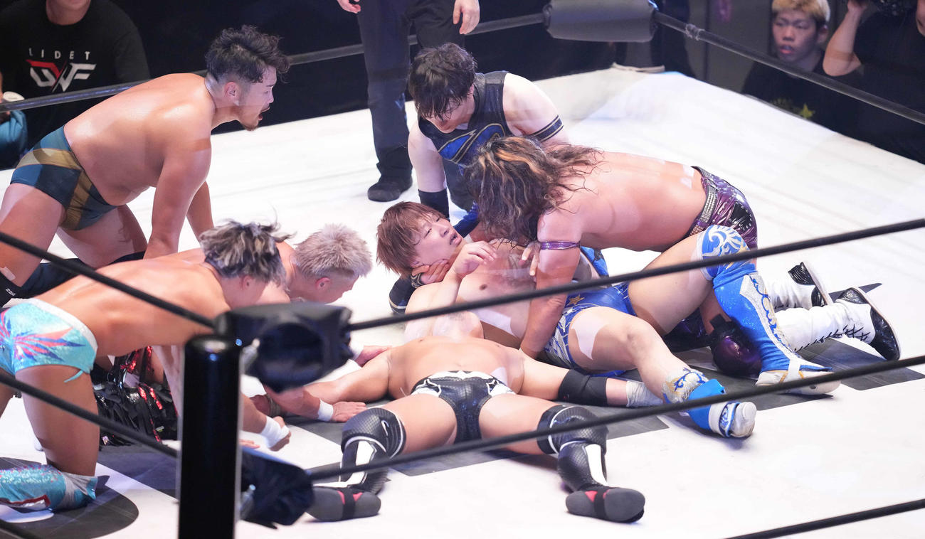 石田凱士に勝利した飯伏幸太（中央）（撮影・鈴木みどり）