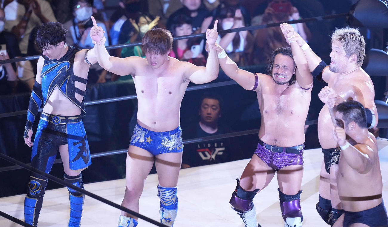 勝利した、左から新納刃、飯伏幸太、今成夢人、石川修司、関本大介（撮影・鈴木みどり）