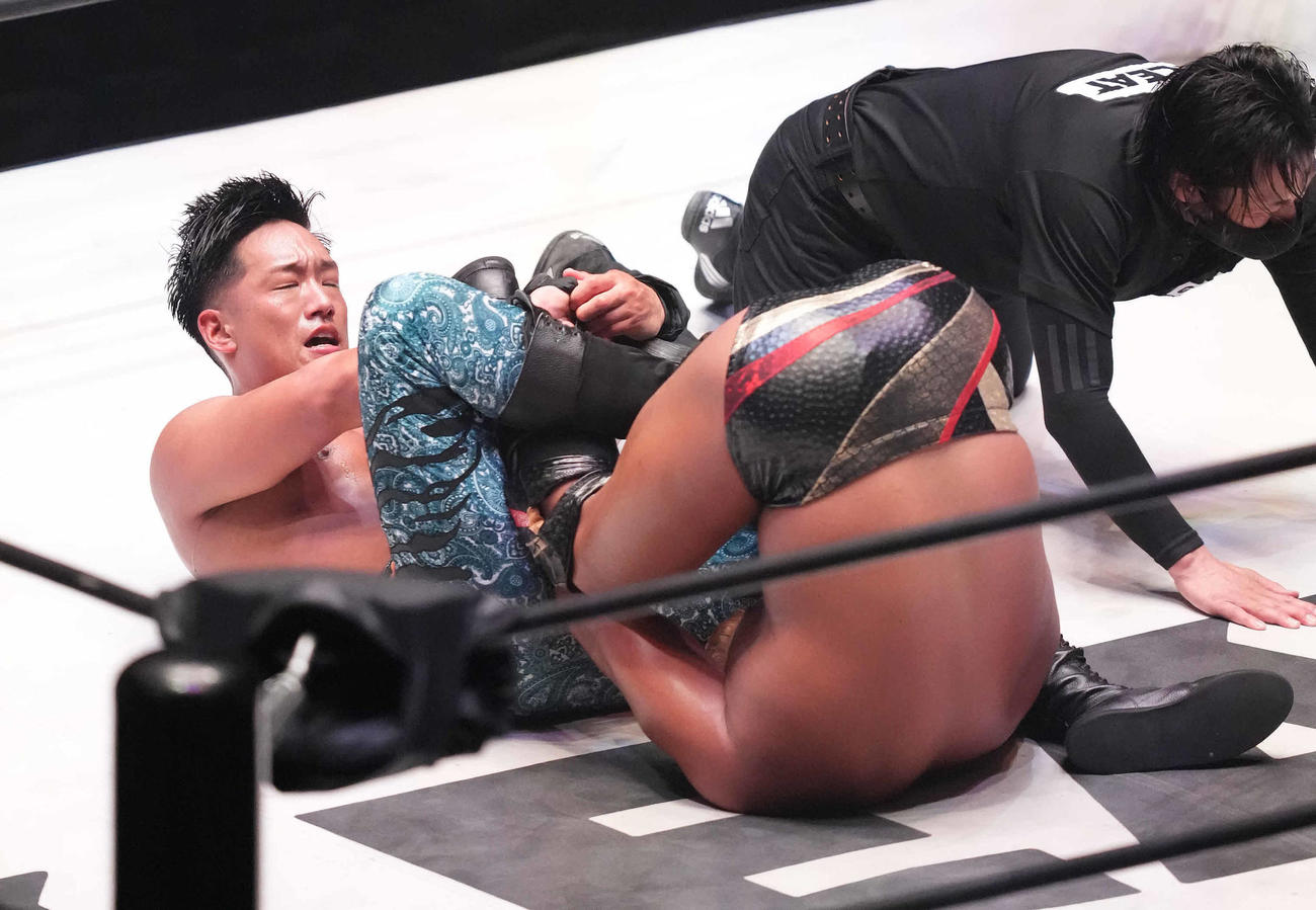 田村ハヤトに勝利したT－Hawk（左）（撮影・鈴木みどり）