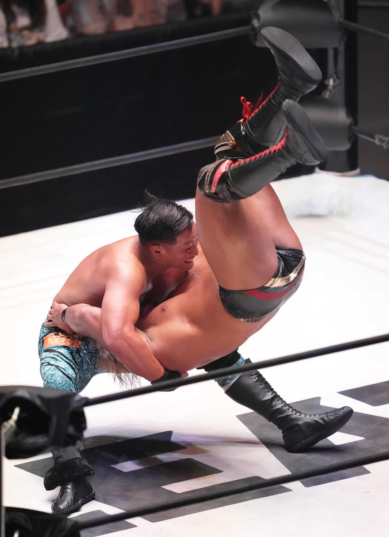 田村ハヤトにナイトライドを決めるT－Hawk（左）（撮影・鈴木みどり）