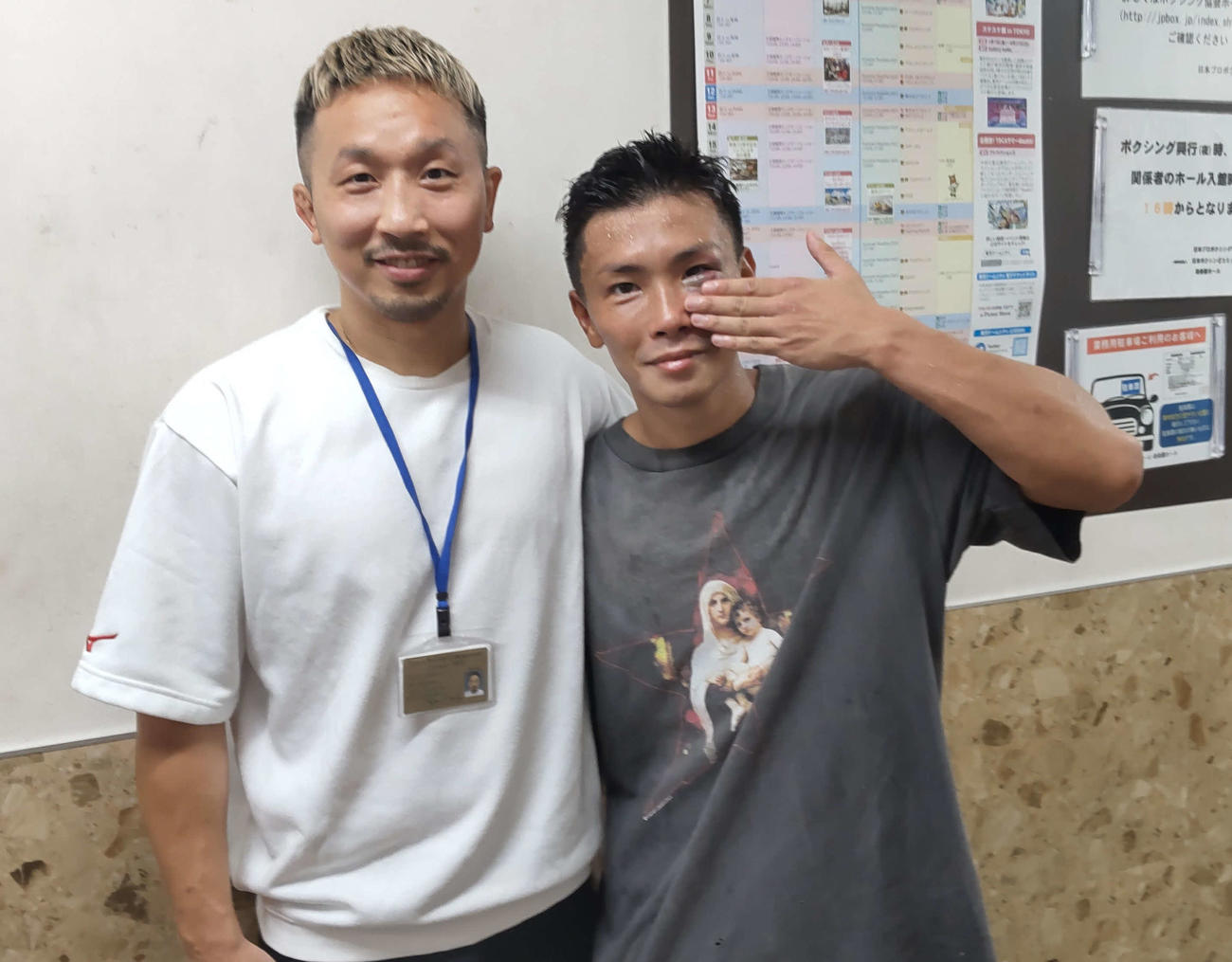 6回TKO勝利を収めたWBC世界ライトフライ級2位岩田（右）は腫れた左目下を隠し、粟生トレーナーと安堵（あんど）の笑み