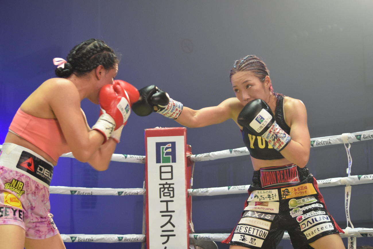 アラルコン（左）と打ち合う黒木優子（撮影・阪口孝志）