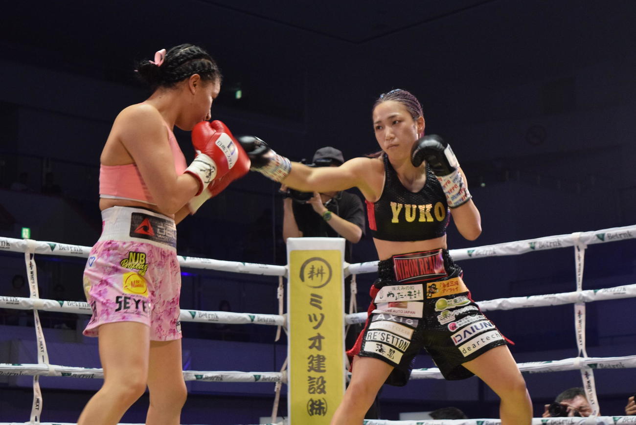 アラルコン（左）と打ち合う黒木優子（撮影・阪口孝志）