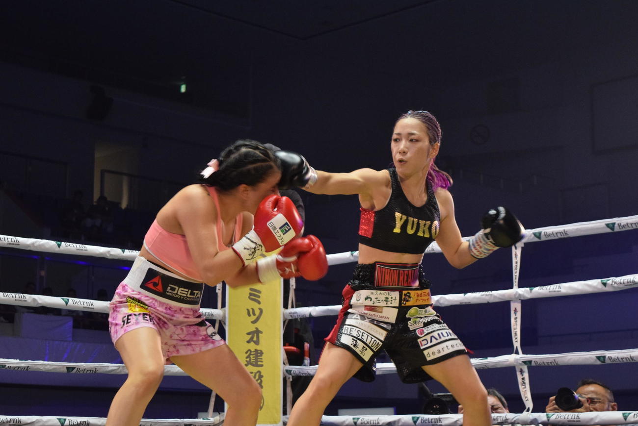 アラルコン（左）と打ち合う黒木優子（撮影・阪口孝志）